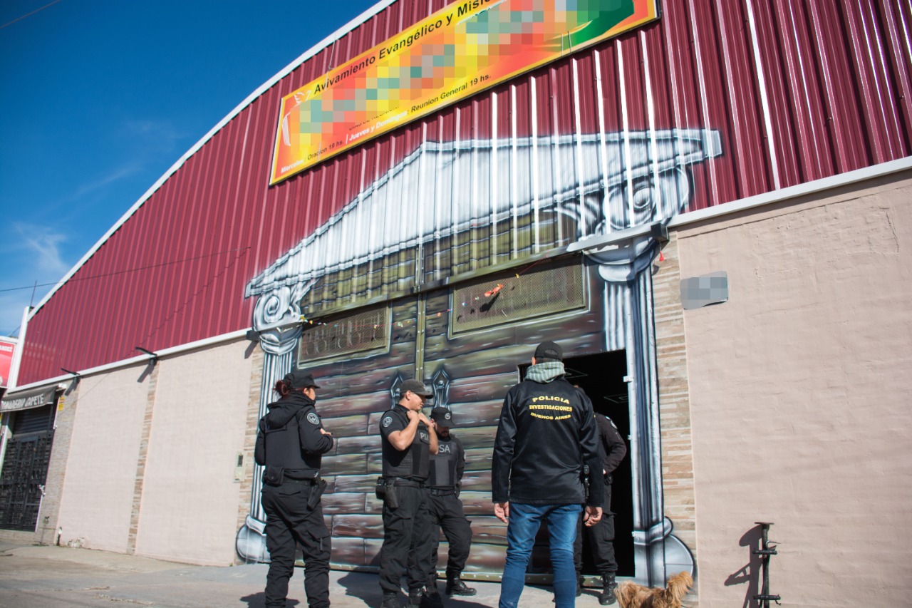 Compró un púlpito en un templo evangélico por internet y resultó estafado