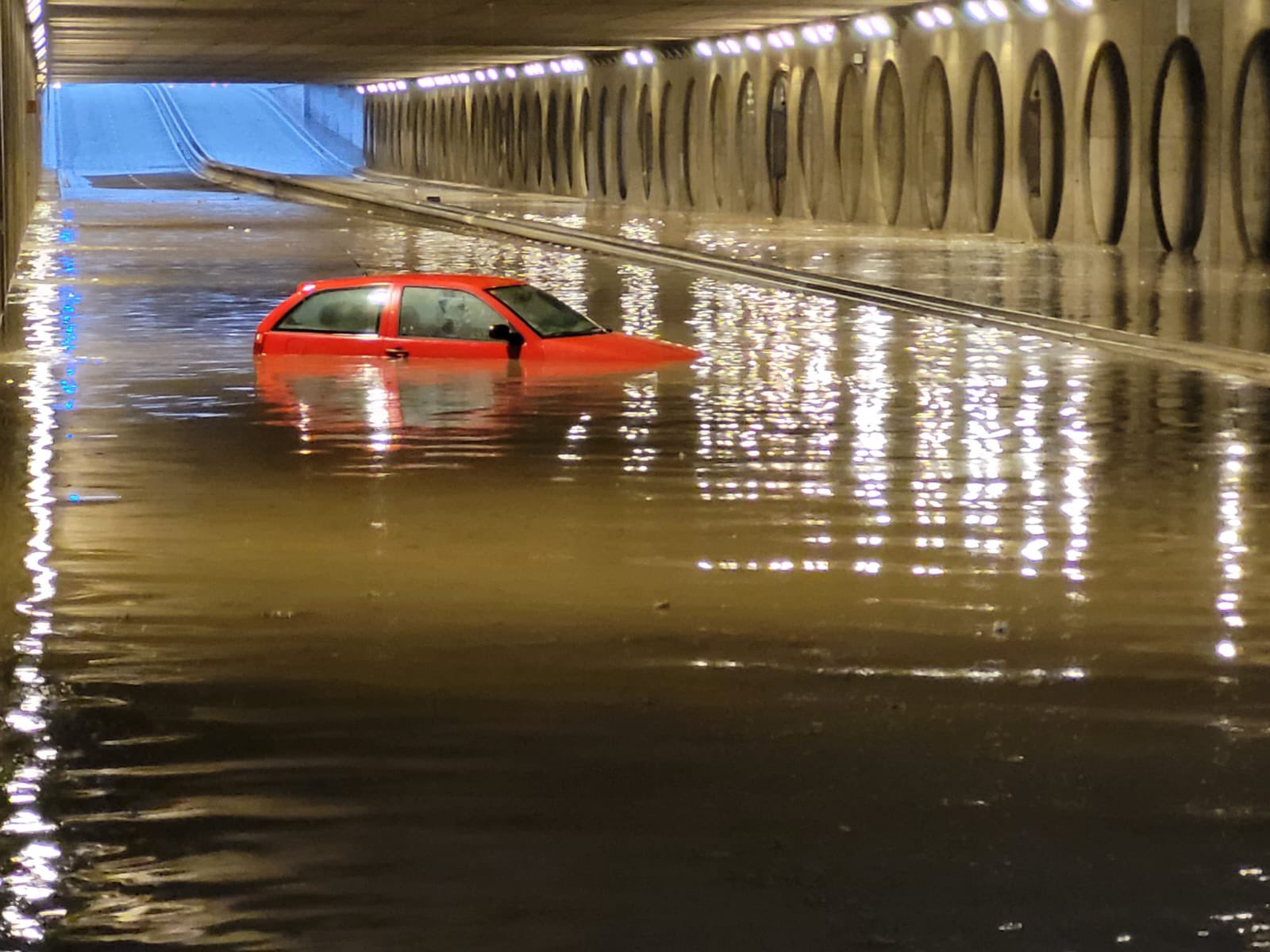 Récord de lluvias en mayo provocan severas inundaciones en Valencia