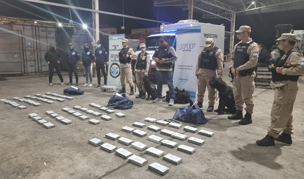 Decomisan más de 78 kilos de cocaína que iban ocultos en la carga de un buque