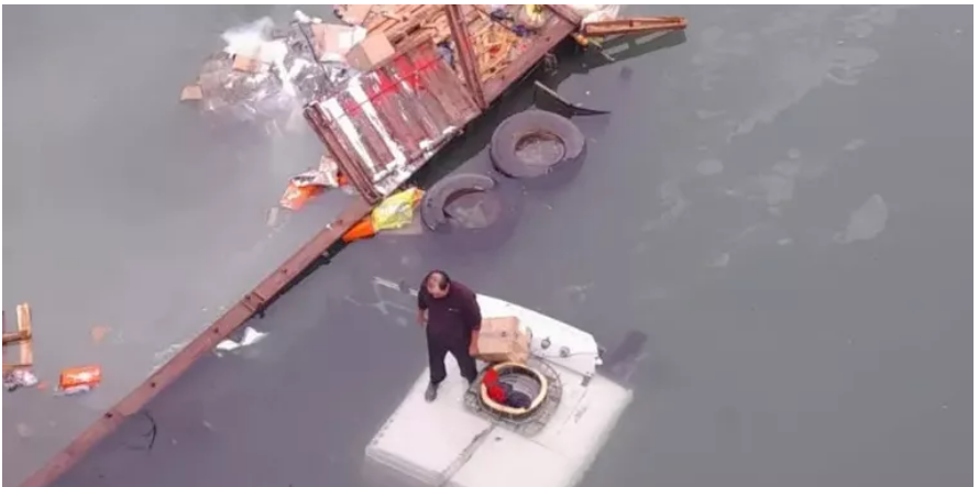 Video: en Neuquén, un camión que transportaba prendas de vestir se salió de la ruta y cayó al río