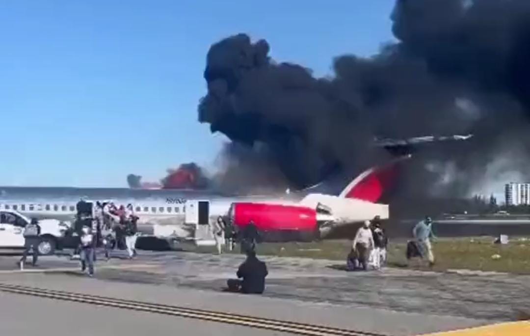 Video: chocó y se incendió un avión en Miami que llevaba 126 pasajeros a bordo