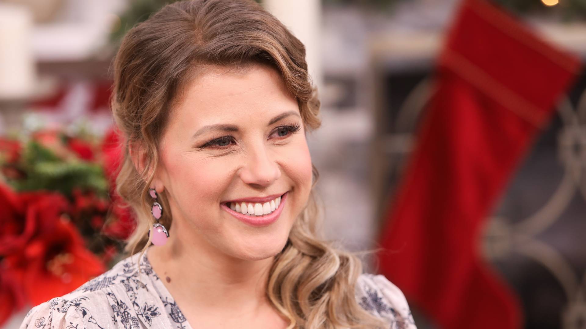 Policías golpean a Jodie Sweetin, de la serie Full House, durante una protesta por el aborto