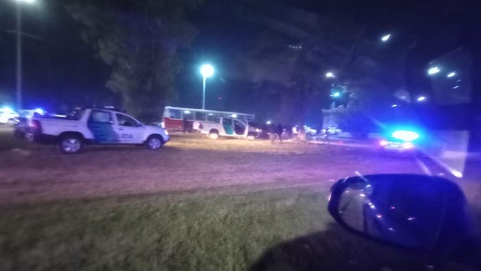Robó un micro escolar para escapar de la policía y hubo una persecución durante 30 kilómetros