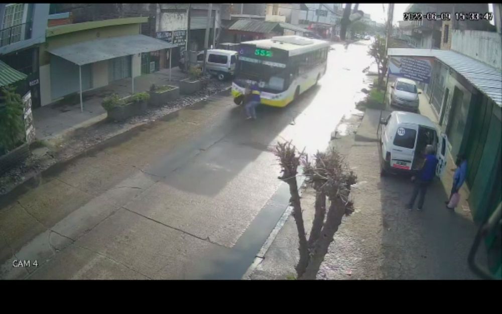 Video: corrió para alcanzar el colectivo pero fue atropellado y terminó debajo de la unidad