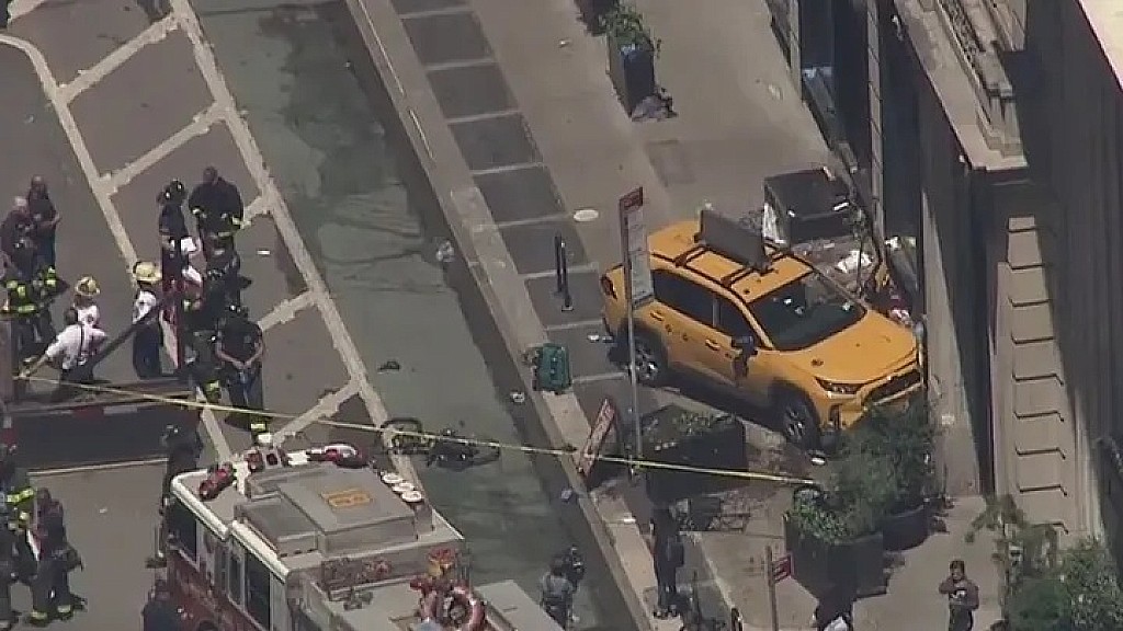 Video: en Nueva York, un taxi arrolló a una multitud y dejó tres heridos de gravedad