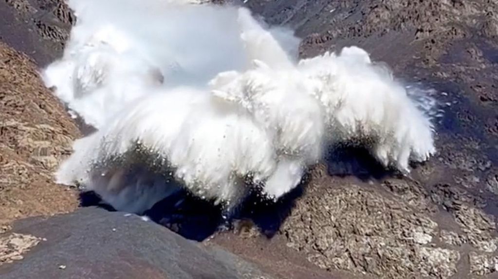Video: un hombre grabó cómo una avalancha se le vino encima en Kirguistán