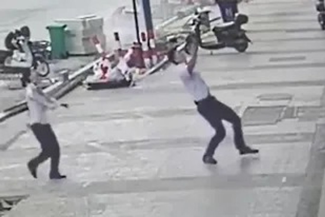 Video: en China, un hombre atajó a una nena que cayó desde el quinto piso y le salvó la vida