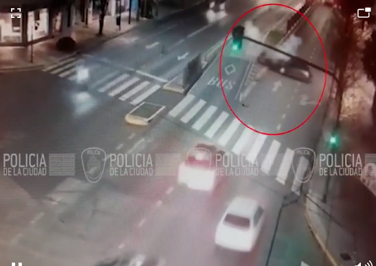 Video: eran 8 arriba del auto y chocaron contra el Metrobus en Villa Devoto.