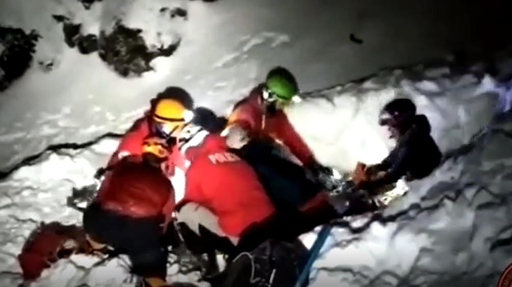 Video: un perro salvó a un esquiador que estaba bajo un metro y medio de nieve en Ushuaia