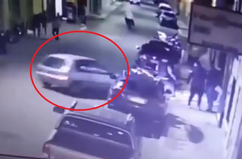 Video: incrustó el auto en el portón de un boliche porque lo habían echado