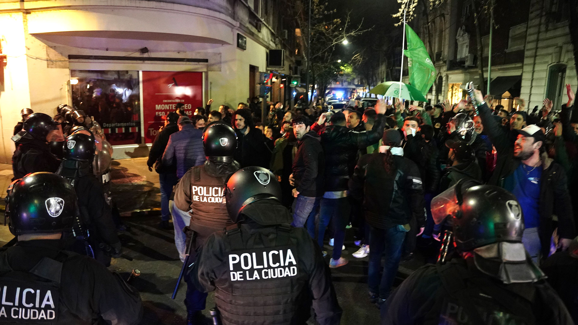 Marchas a favor y en contra de Cristina en la puerta de su casa: hubo incidentes