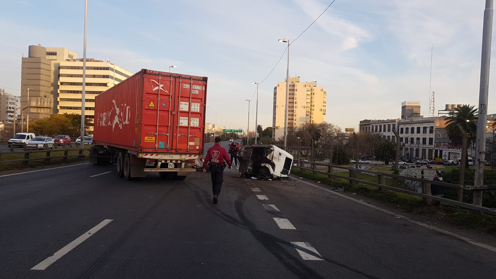 Video: camión de gran porte chocó y volcó sobre la autopista 9 de Julio Sur