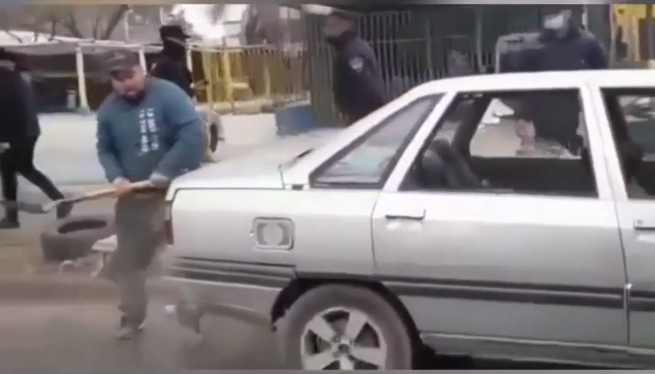 Video: antes de que se lo lleve la grúa prefirió destrozar el auto
