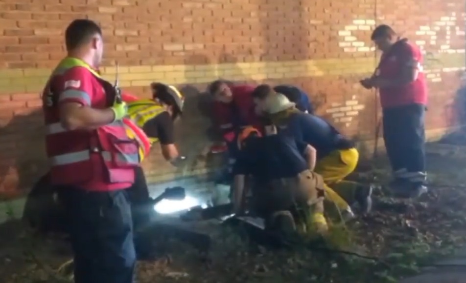 Un niño cayó en un pozo de 7 metros en Pacheco y fue rescatado por los bomberos