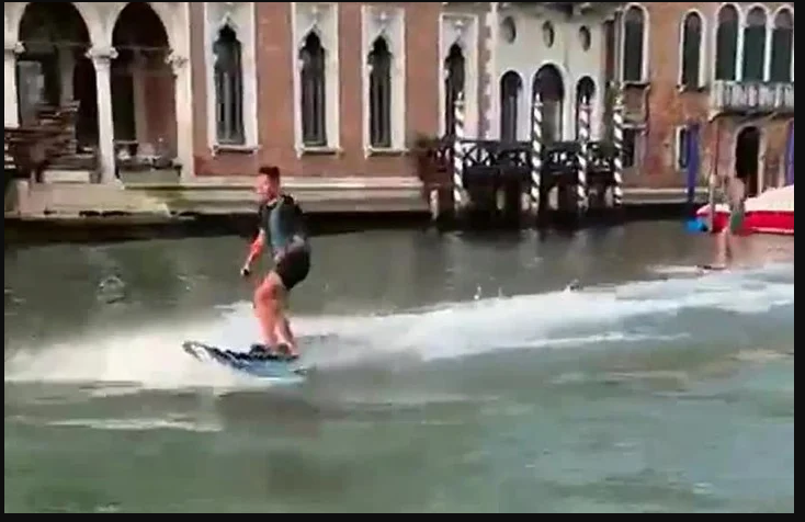 Video: Dos jóvenes australianos hicieron esquí acuático en un canal de Venecia