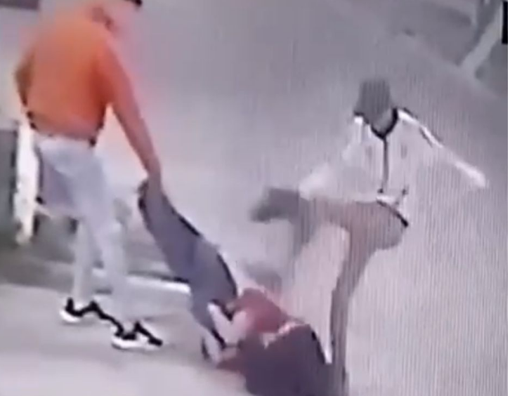 Video: dos detenidos por feroz golpiza a la salida de un boliche en Ezpeleta
