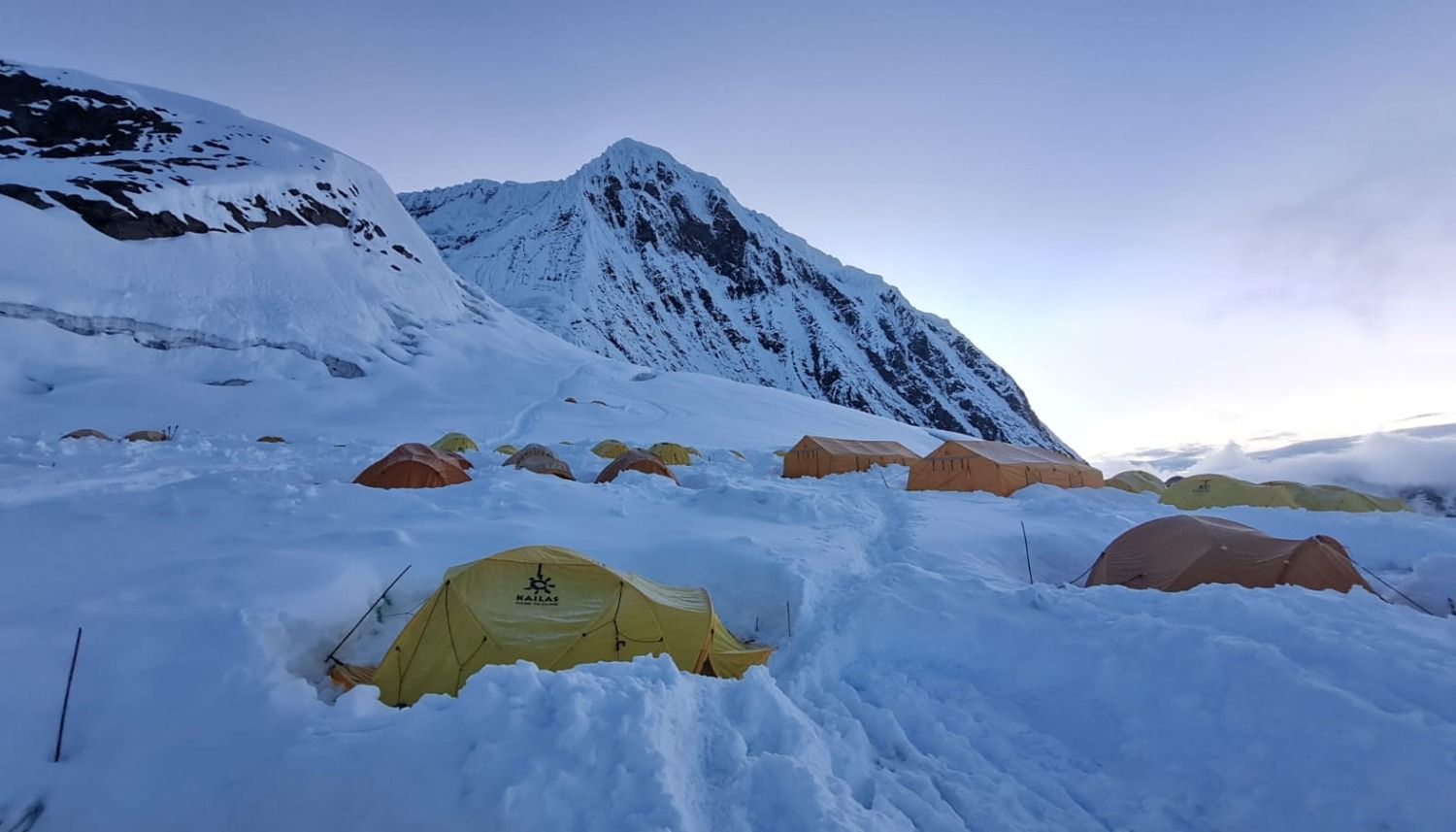 Video: una avalancha de película barre un campamento montañoso en Nepal