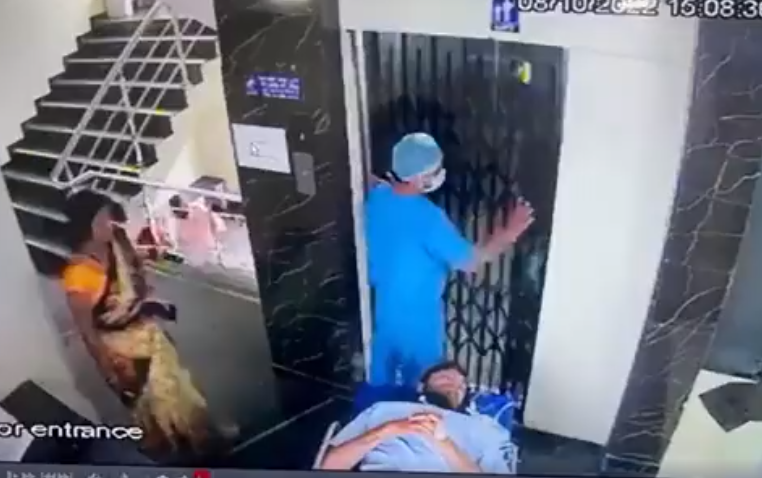 Nueva Delhi: un paciente en camilla se salvó de milagro de ser cortado a la mitad por ascensor
