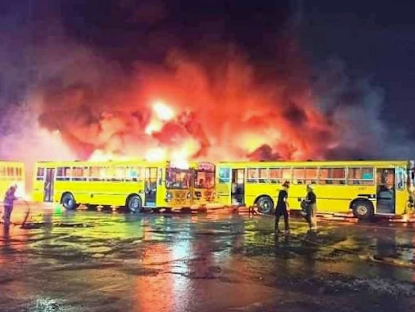 Video: aparecieron 6 colectivos quemados en Zárate