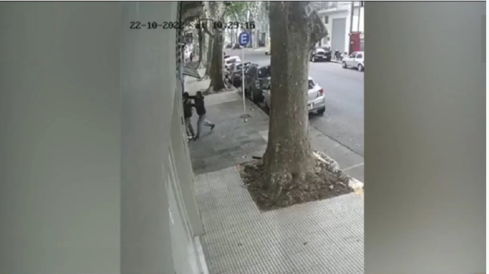 Video: un hombre atacó a una mujer y la agarró del cuello en el barrio de Palermo