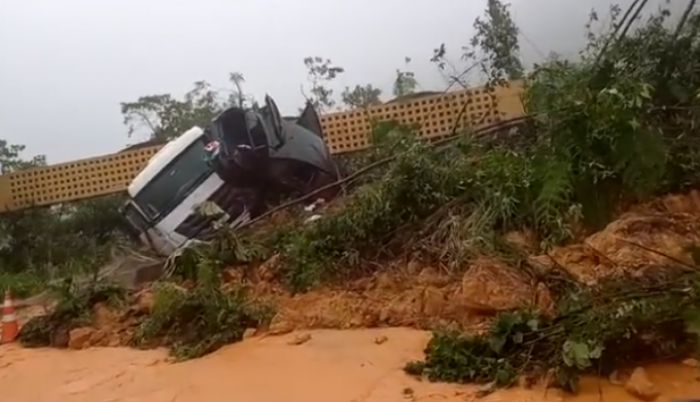 Videos: al menos dos personas murieron por un grave deslizamiento de tierra en Brasil