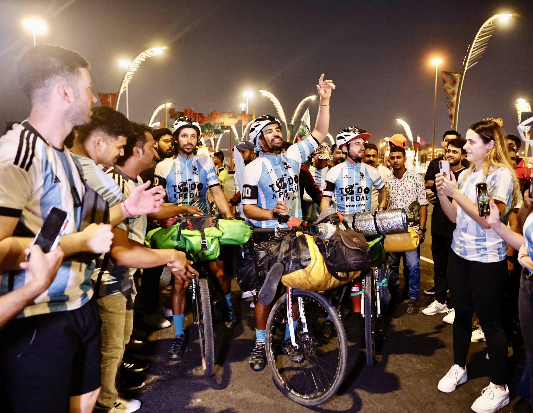 Video: tres cordobeses llegaron a Qatar después de recorrer 10.500 kilómetros en bici