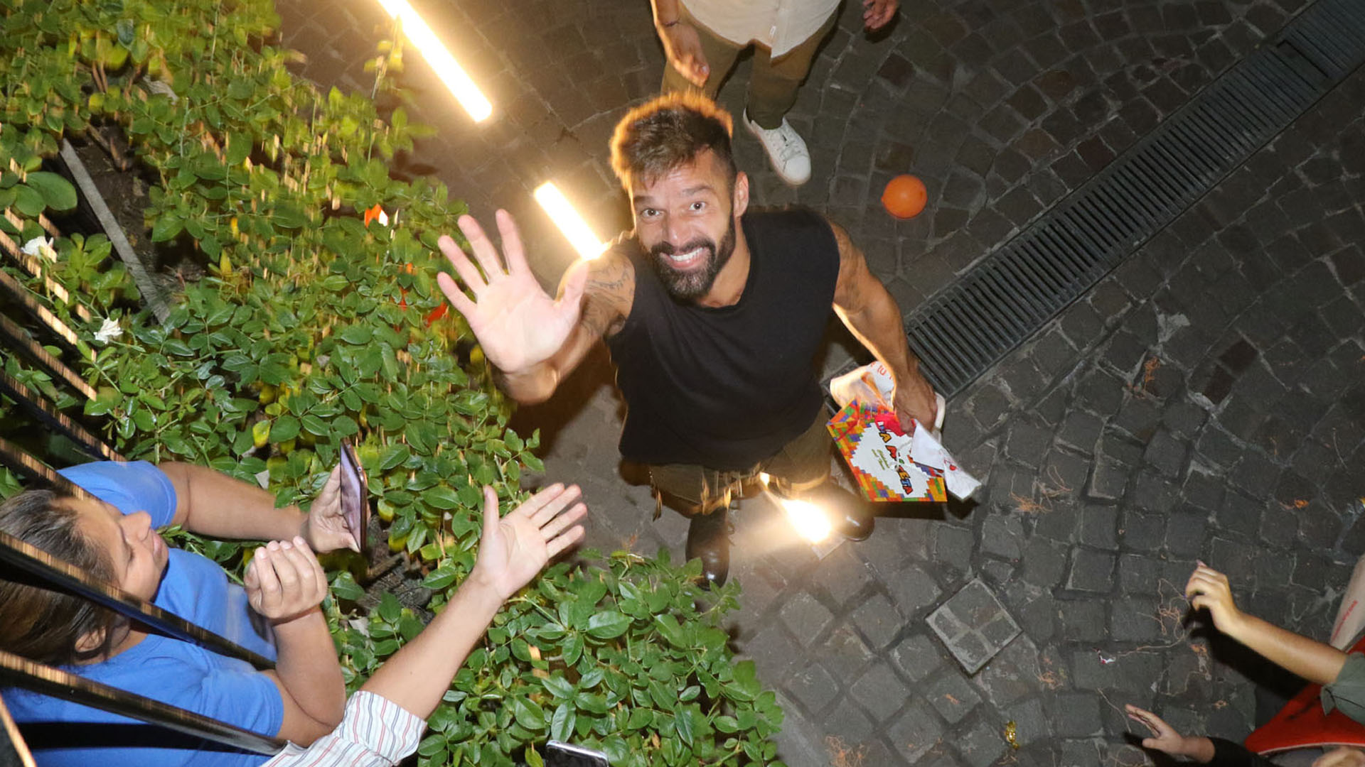Ricky Martin llegó a la Argentina y saludó a sus fans
