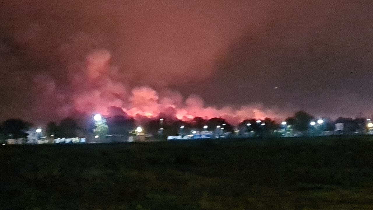 Videos: terror por gigantesco incendio en Orán