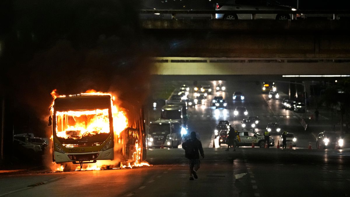 Caos en Brasil: grupos bolsonaristas intentaron invadir una sede policial