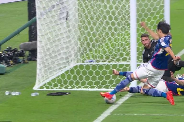 Polémica en el segundo gol de Japón: ¿salió la pelota o no?