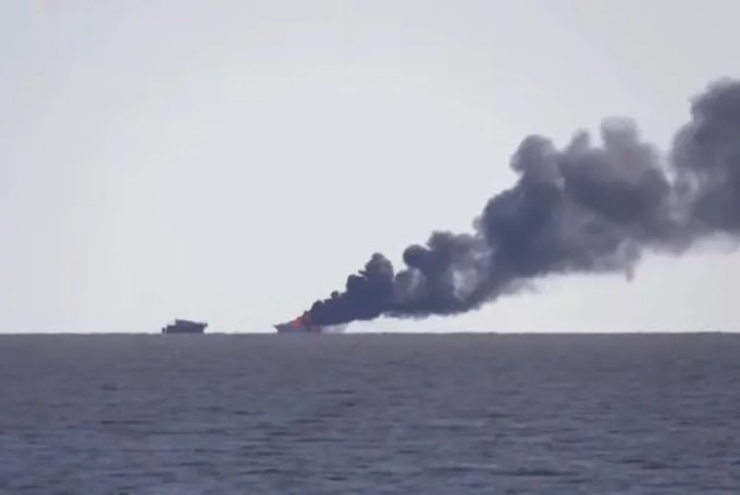 Video: se incendió un buque en el Río de la Plata