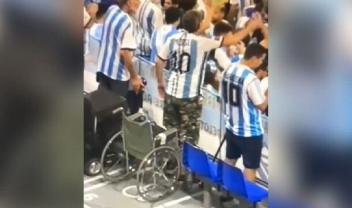 Video de milagro mundialista: fue a ver el partido en silla de ruedas y se paró durante el juego