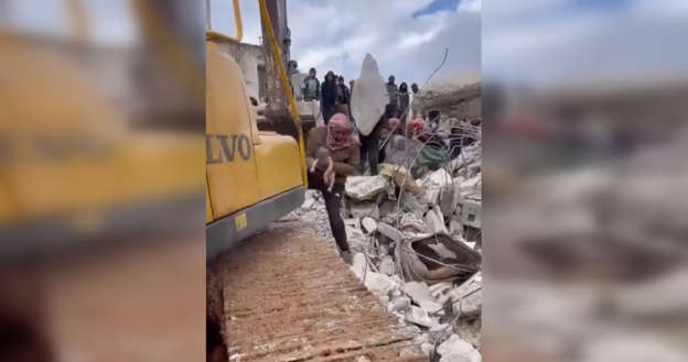Video: rescataron a una beba que nació bajo los escombros de un edificio caído en el terremoto