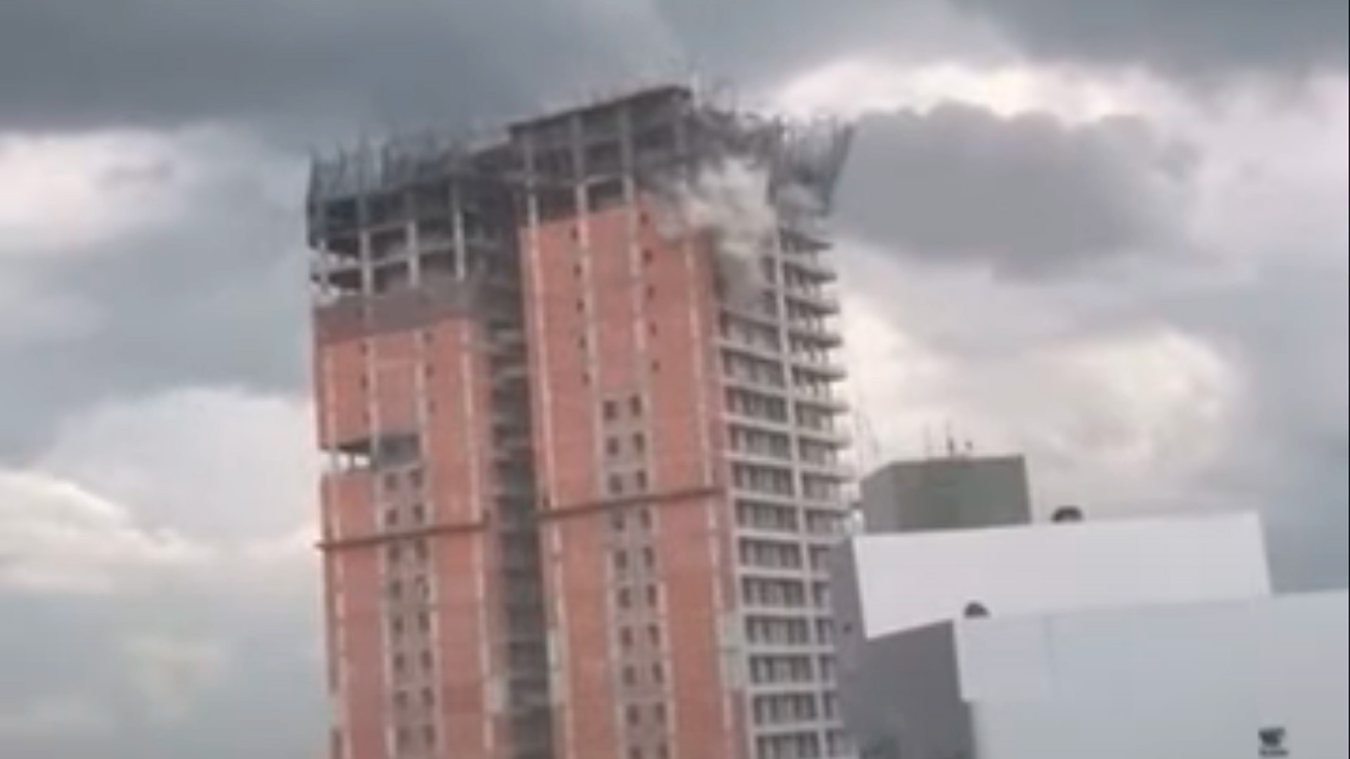 Video: cayó una grúa de un edificio y hay destrozos por un temporal en Corrientes