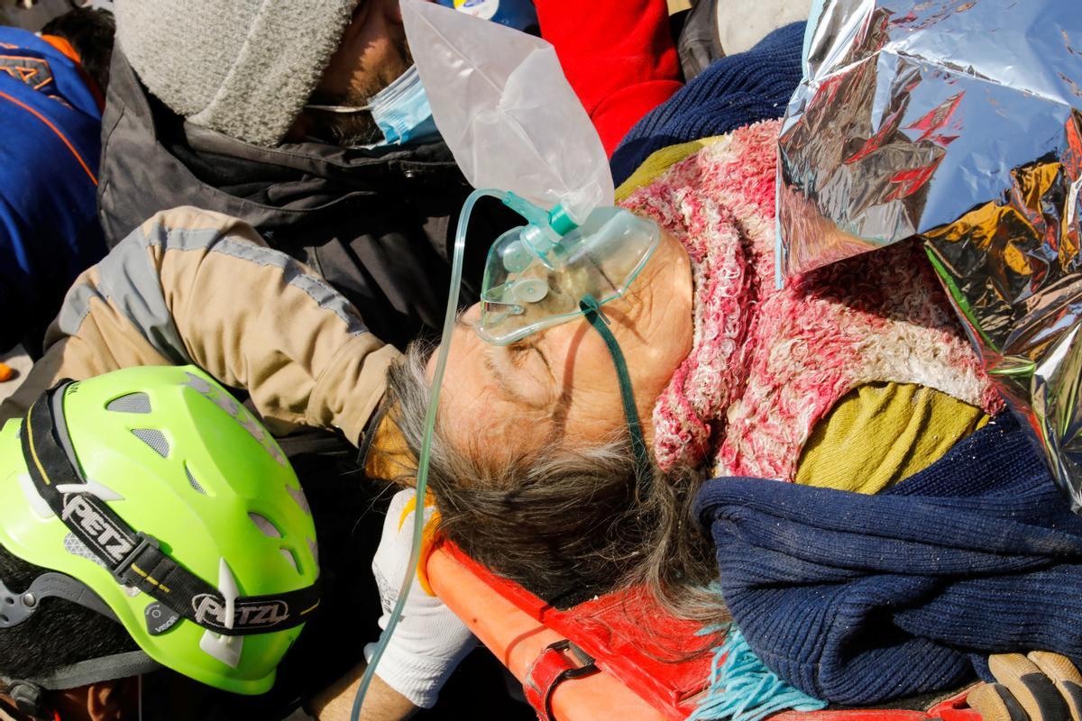 Turquía: rescatan de entre los escombros a una mujer de 62 años después de 177 horas