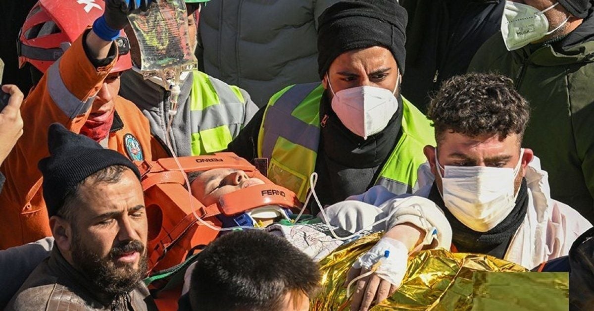 Otro milagro en Turquía: rescataron a dos jóvenes que estuvieron 11 días bajo escombros