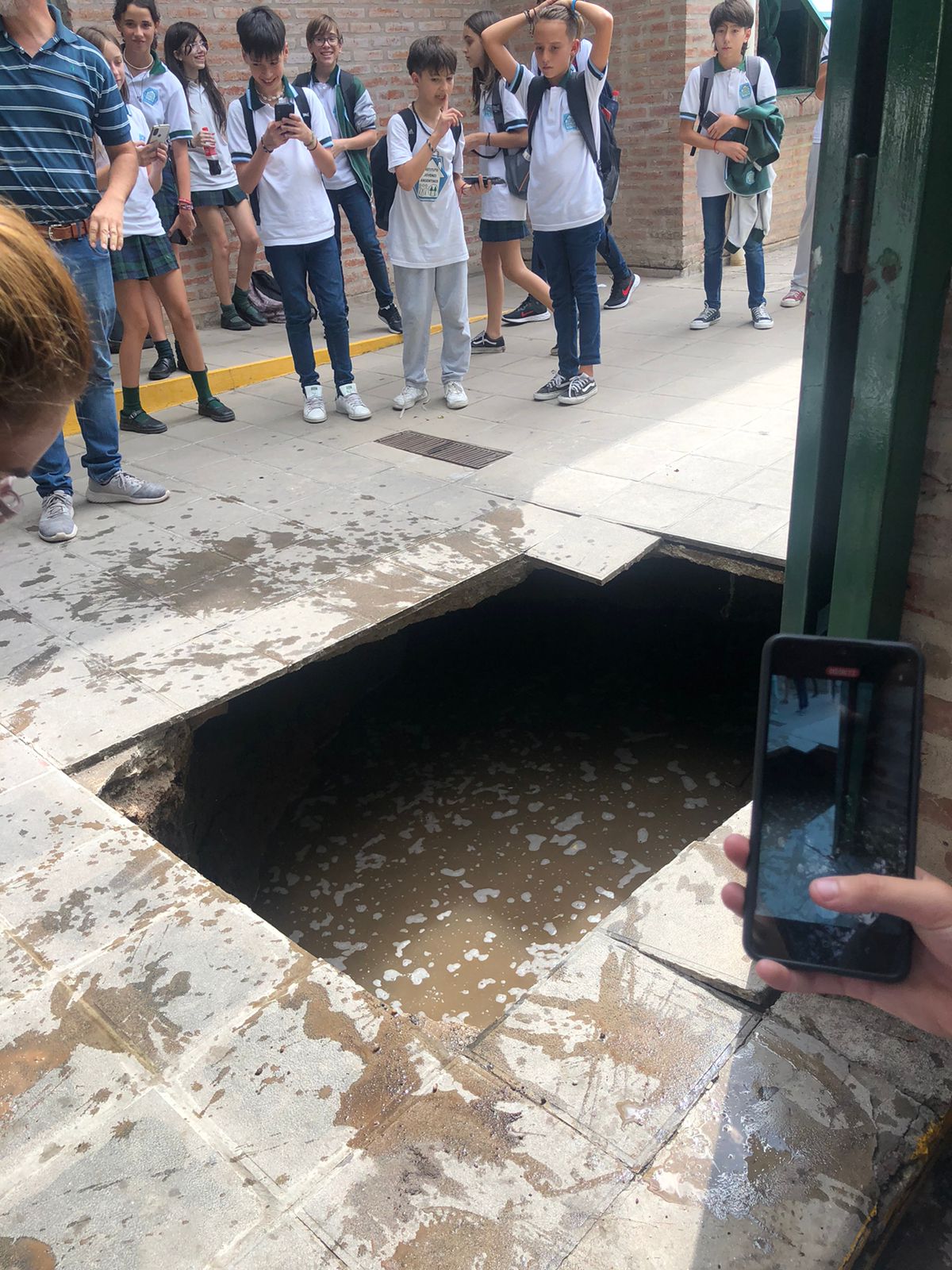 Córdoba: alumnos cayeron a un pozo séptico después de que cediera el piso de una escuela
