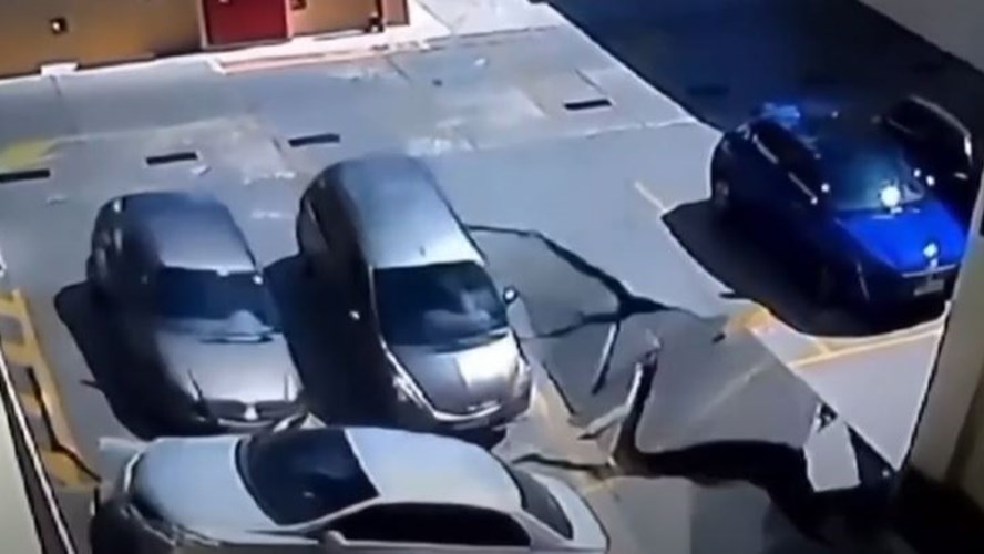 Video: se derrumbó un estacionamiento en Brasil y los autos cayeron sobre el patio de comidas