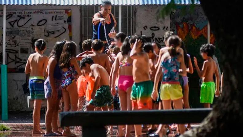 Santa Fe: por la ola de calor manguerean a los alumnos y le permiten jugar con agua