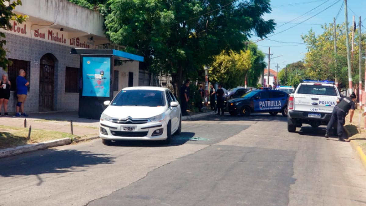 Barras de Los Andes se tirotearon en la puerta de la escuela mientras salían los alumnos