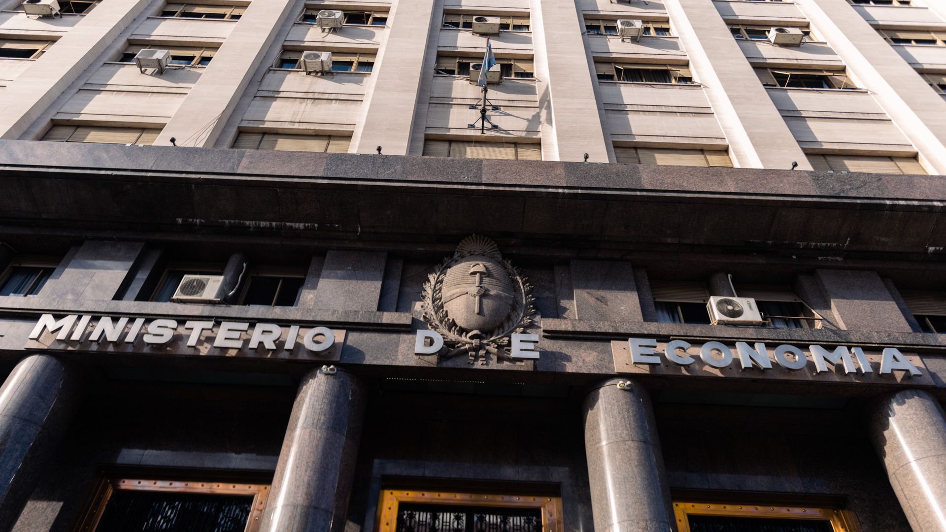 El Gobierno ordenó que el sector público canjee sus bonos en dólares por títulos en pesos