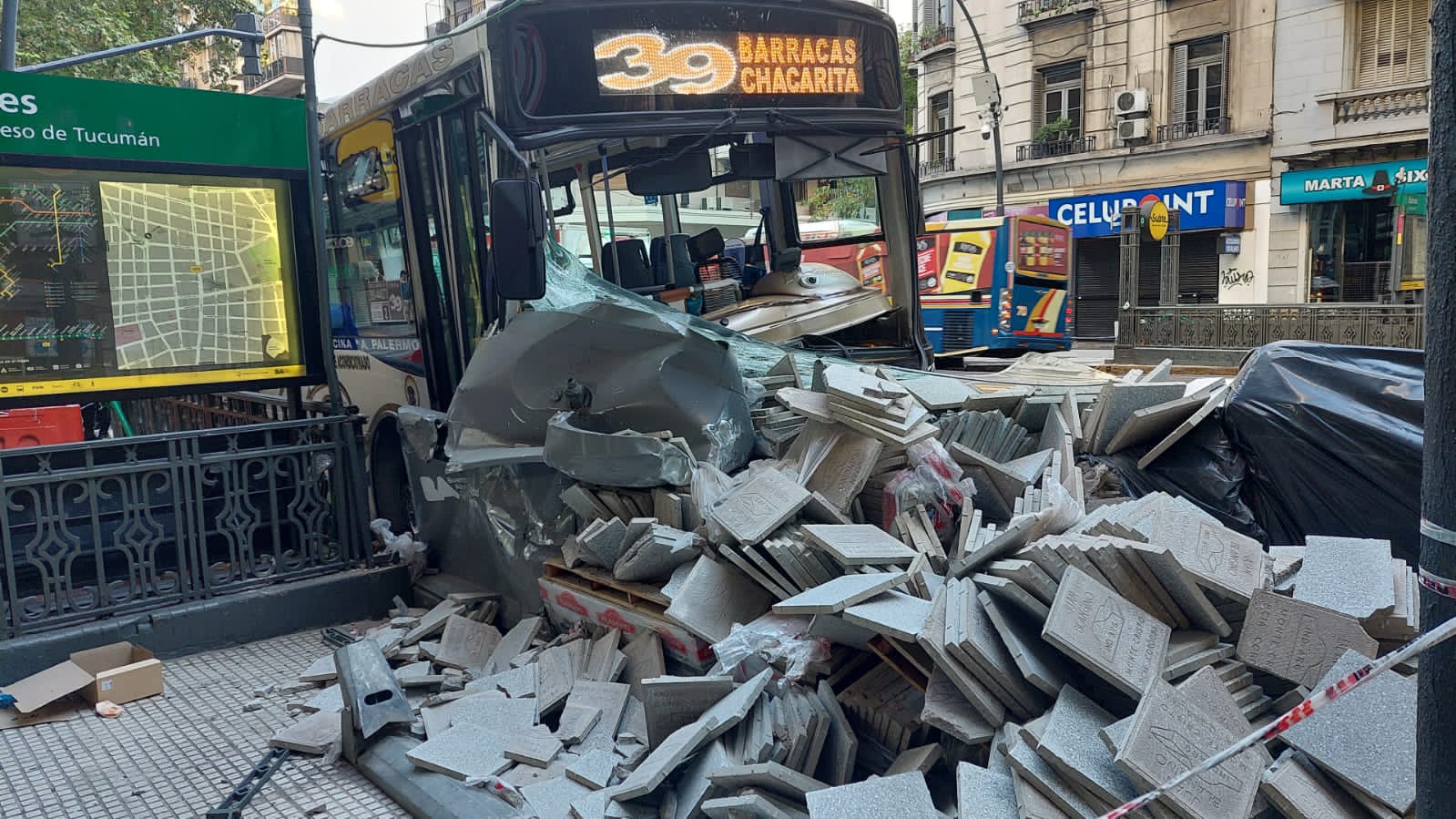 Un chofer se quedó dormido y chocó su colectivo contra un contenedor