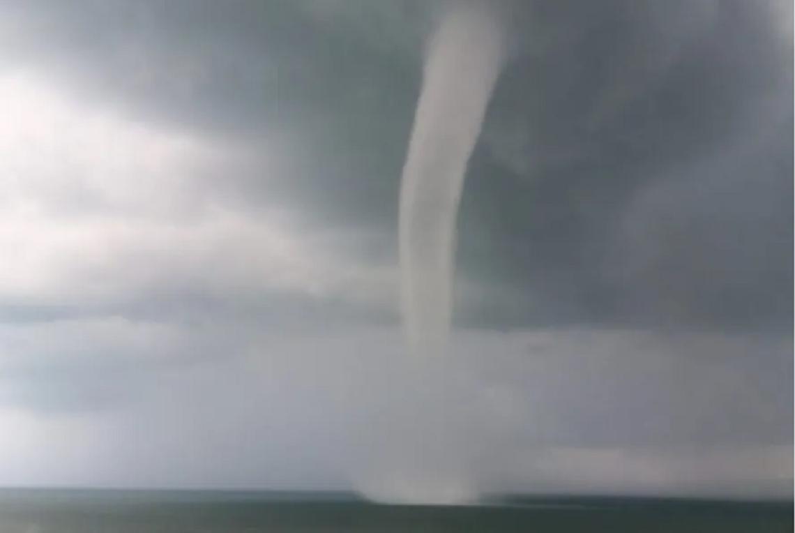 Videos: una tromba marina irrumpió en Necochea en medio de una tormenta