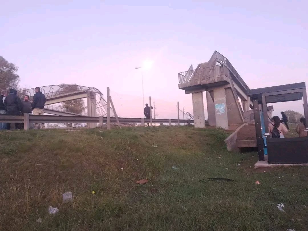 Video: un camión chocó y derrumbó un puente peatonal en la Panamericana