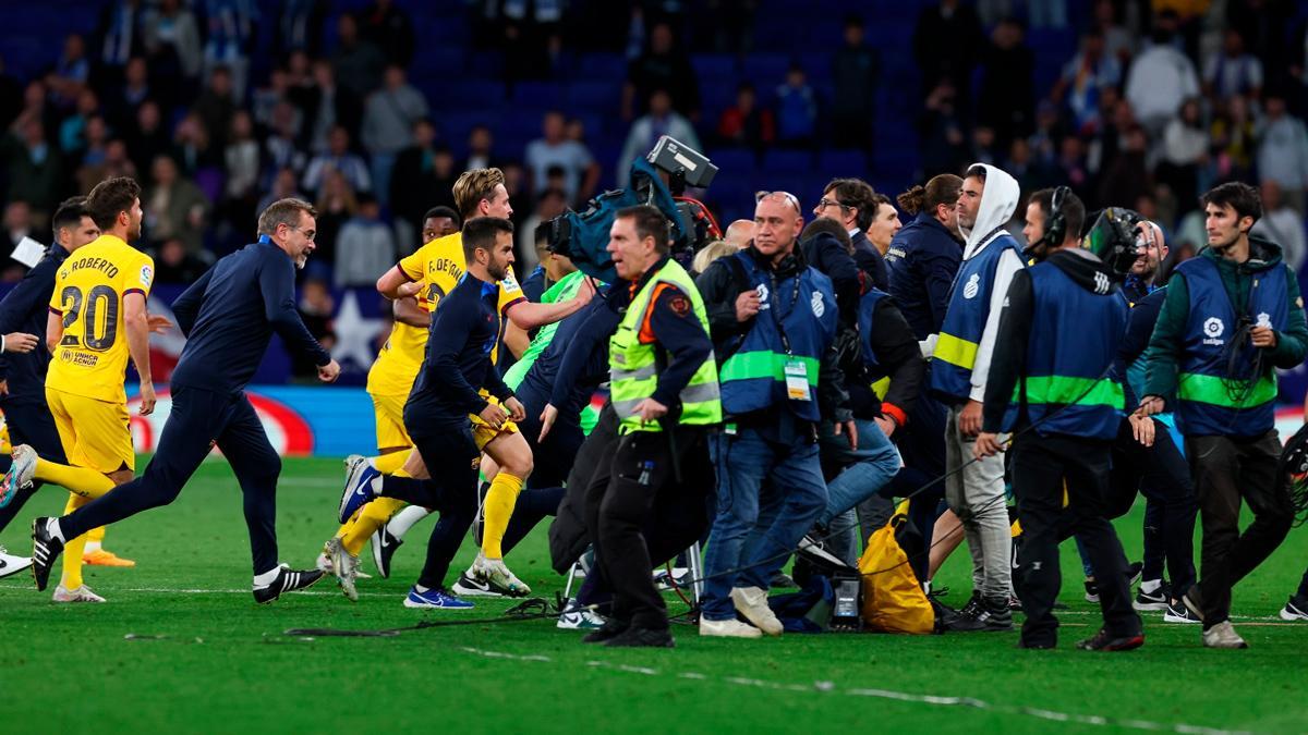 Video: Barcelona dio la vuelta en cancha de su rival, los hinchas entraron y los corrieron