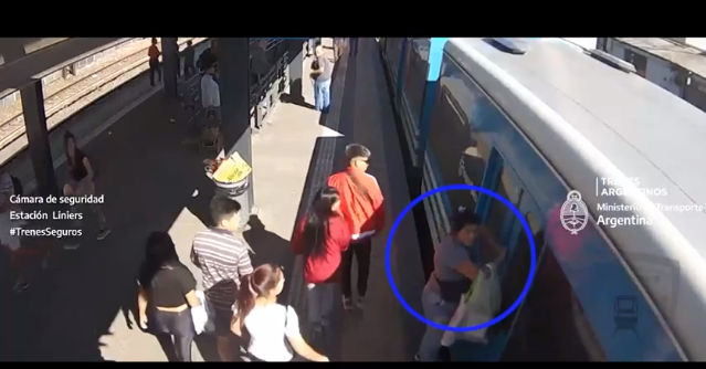 Desesperado video: una nena subió al tren, la mamá no llegó a ascender y se reencontraron