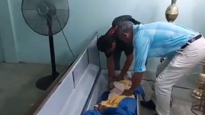Video: en Ecuador, una anciana se despertó en un ataúd durante su propio velatorio