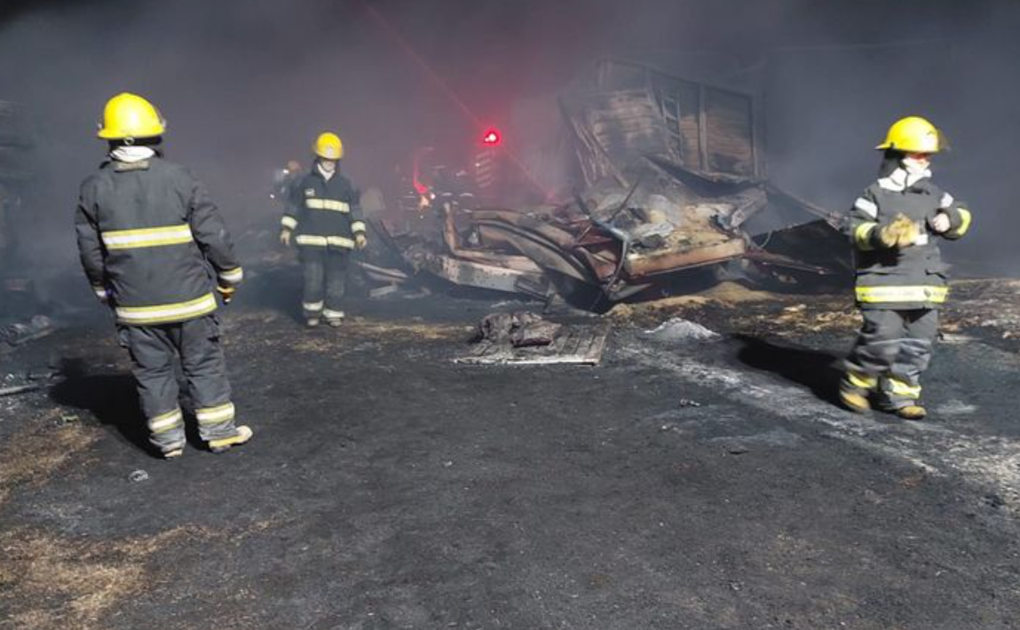 Triple choque de camiones, vuelco e incendio en Vicuña Mackenna: un muerto