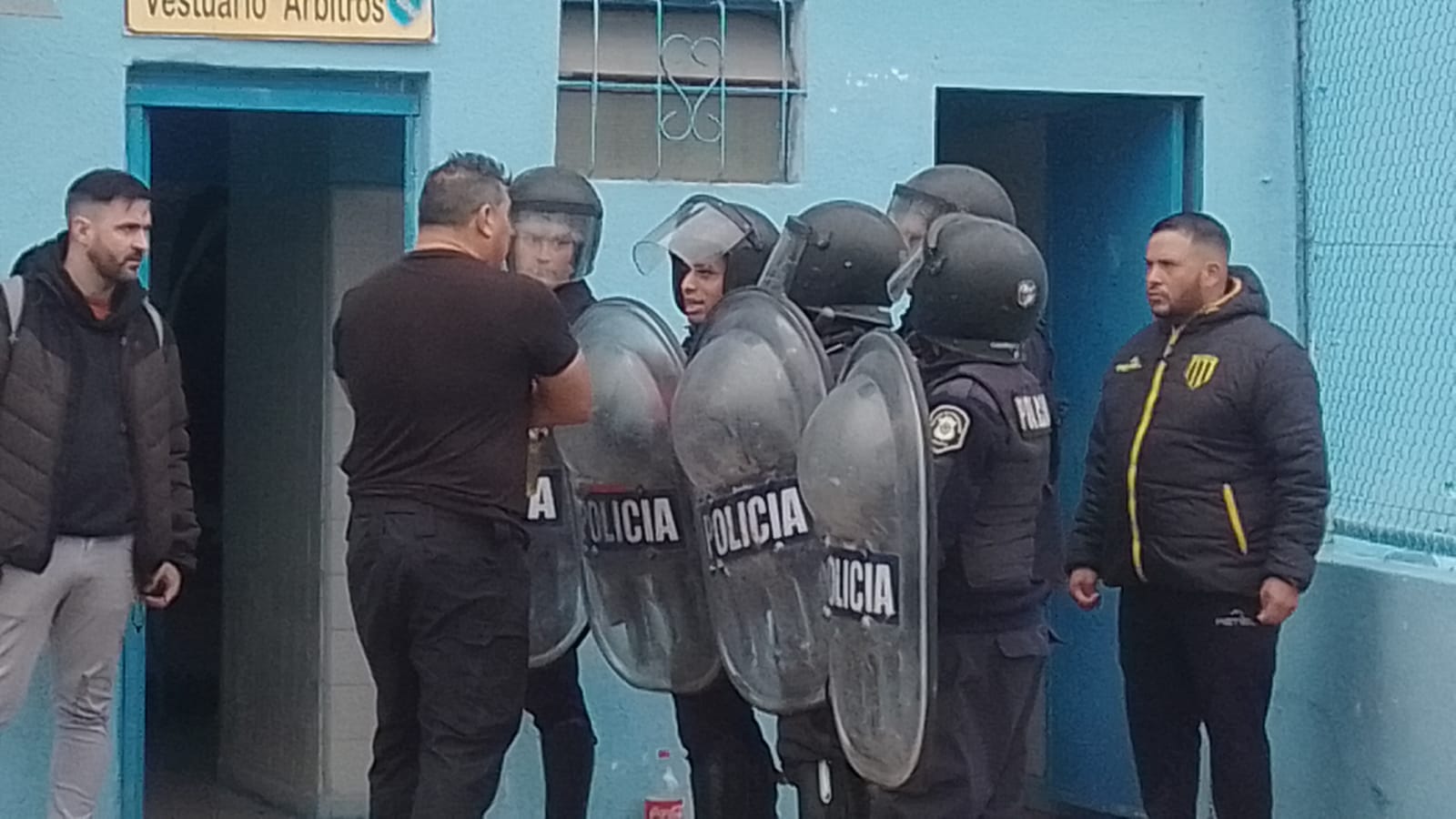 Los jugadores del CADU protestaron un fallo y la policía les tiró gas pimienta