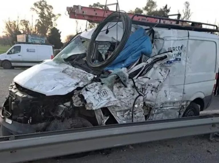 Video: camioneta con 4 jóvenes cruzó de mano y mató a un conductor en Camino del Buen Ayre